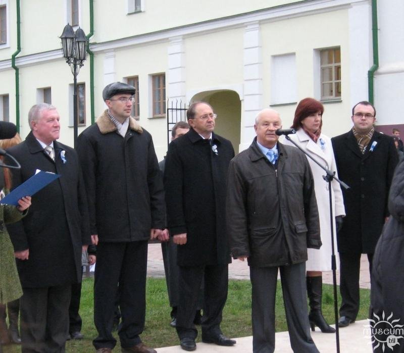 Падчас адкрыцця помніка сярэднявечнаму студэнту ў дворыку Полацкага дзяржаўнага ўніверсітэта. 2010